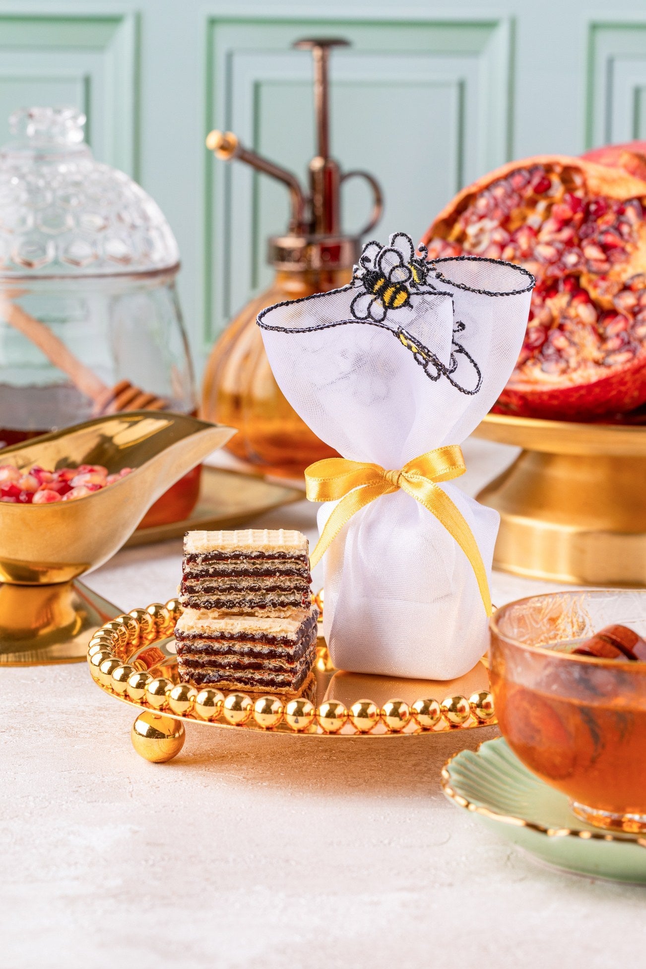 Waffers de chocolate com mel em saquinho de tecido bordado com abelhinha