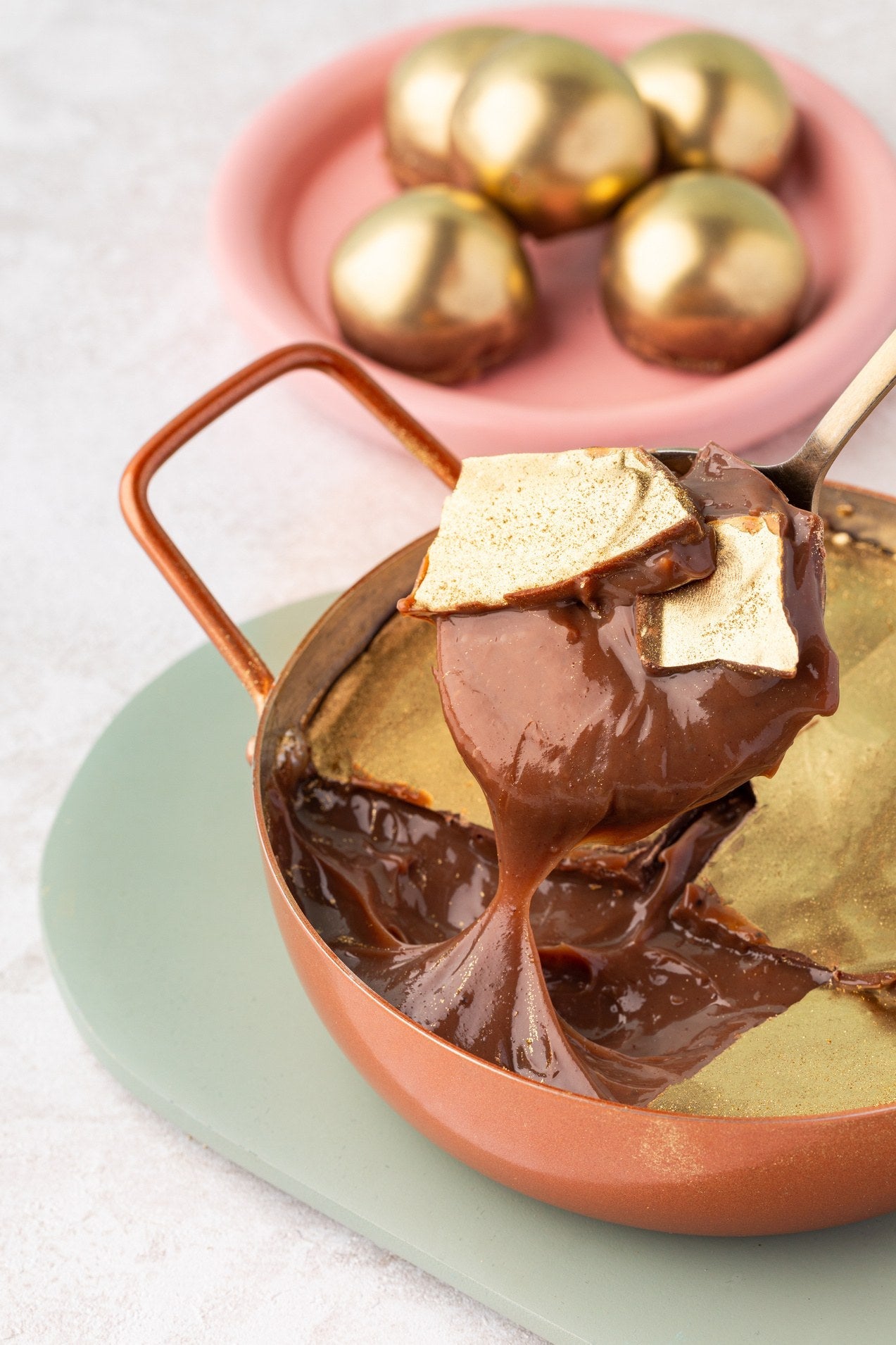 Panelinha de brigadeiro Bola Dourada com casquinha dourada quebrada