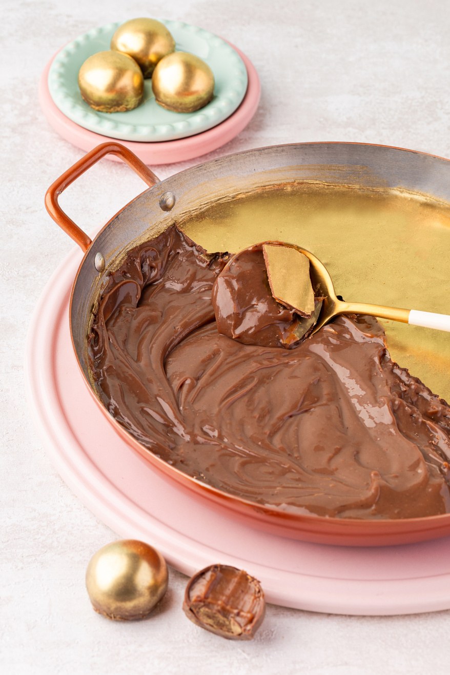 Panelinha de brigadeiro Bola Dourada vista de cima com colher
