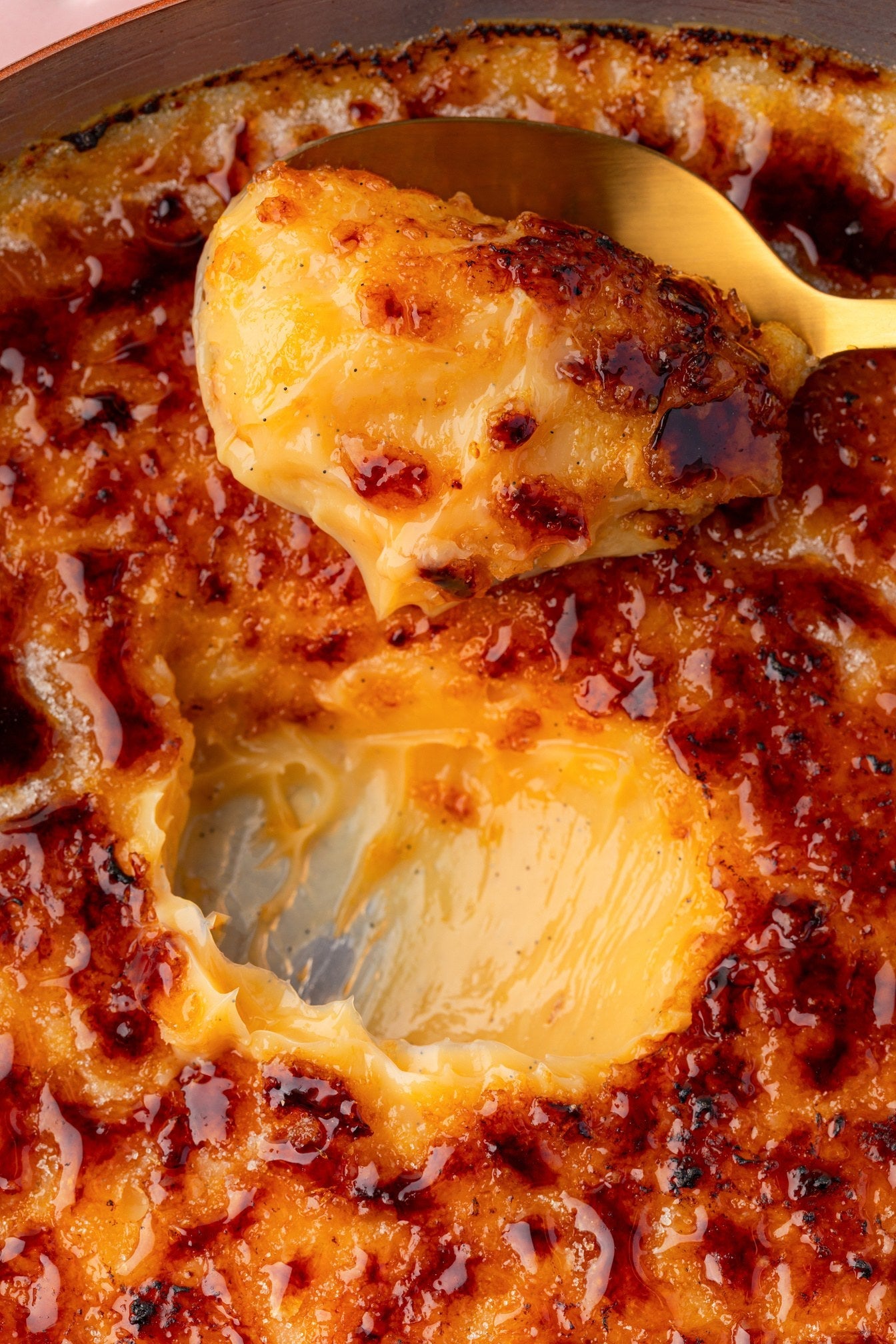 Detalhe da casquinha caramelizada do Brigadeiro Brûlée