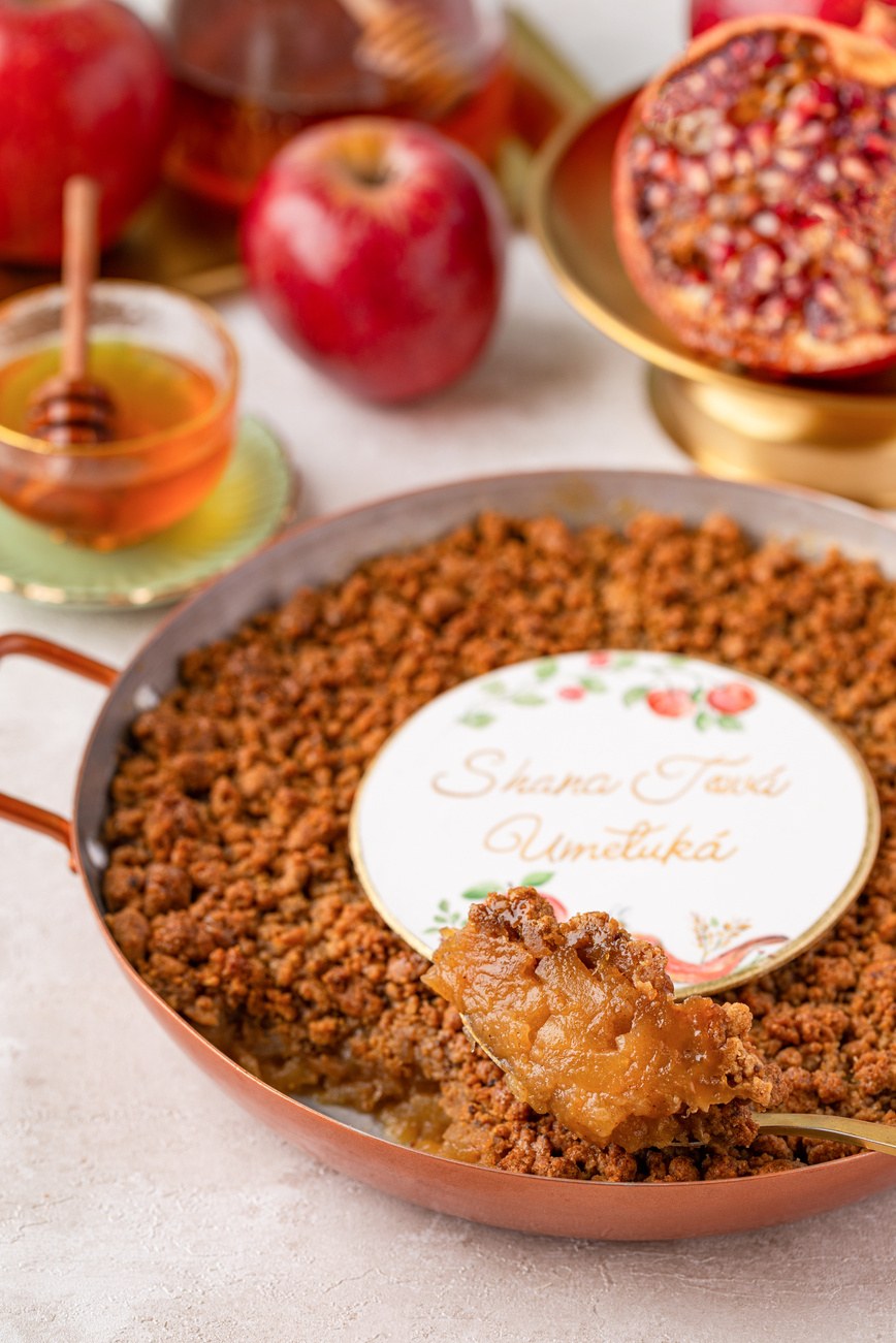 Panelinha e mini panelinha de crumble de maçã com a plaquinha Shaná Tová