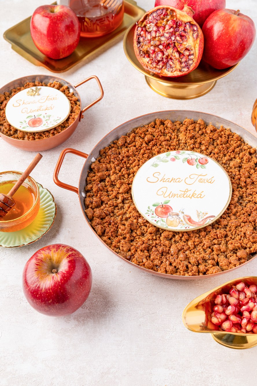 Mini panelinha e panelinha grande de crumble de maçã com maçã, mel e romã